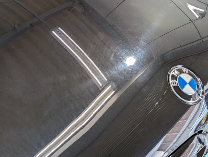 施工前　BMWX5(ブラック）　ボンネットアップ