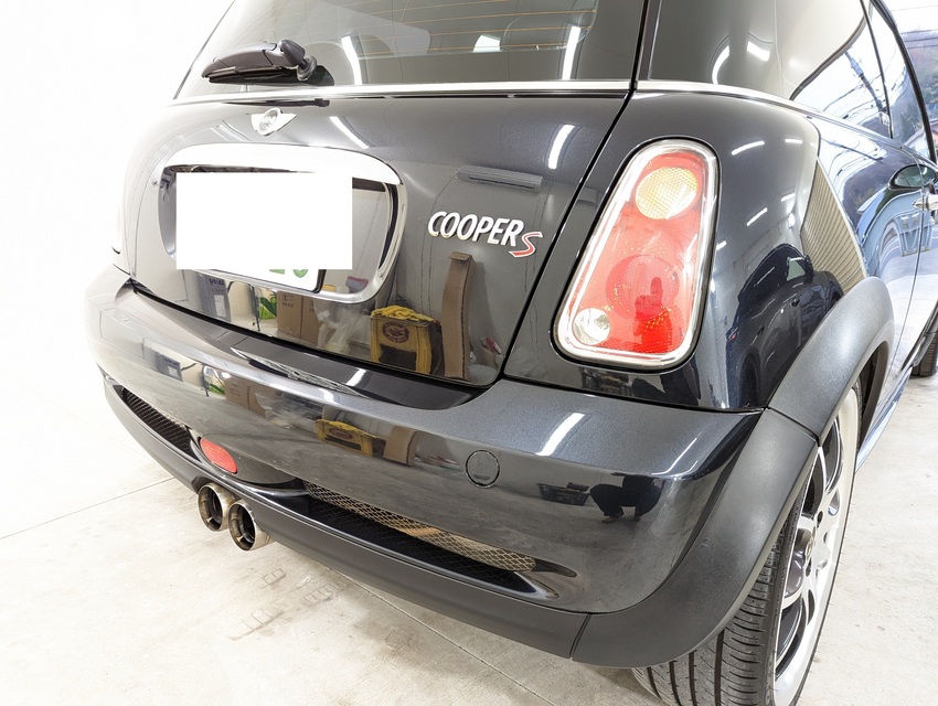 施工後　MINI　COOPER　S　（ブラック×ホワイトライン）　バック