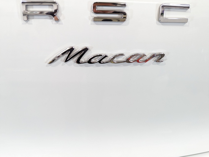 施工後　PORCHE　Macan(ホワイト）　ｴﾝﾌﾞﾚﾑ周り