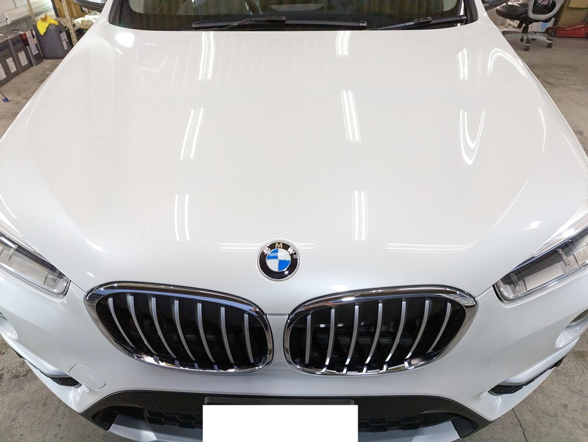 施工後　BMWX1シリーズ（ホワイト）　ボンネット全体