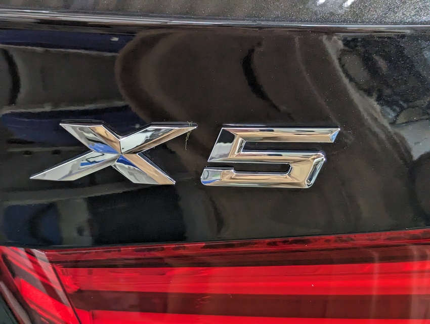 施工後　BMWX5(ブラック）　ｴﾝﾌﾞﾚﾑ周り
