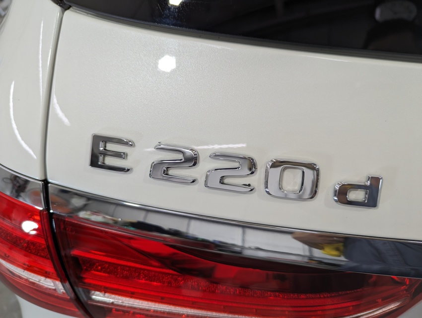 施工後　メルセデスベンツE220ｄ（ホワイト）　ｴﾝﾌﾞﾚﾑ周り