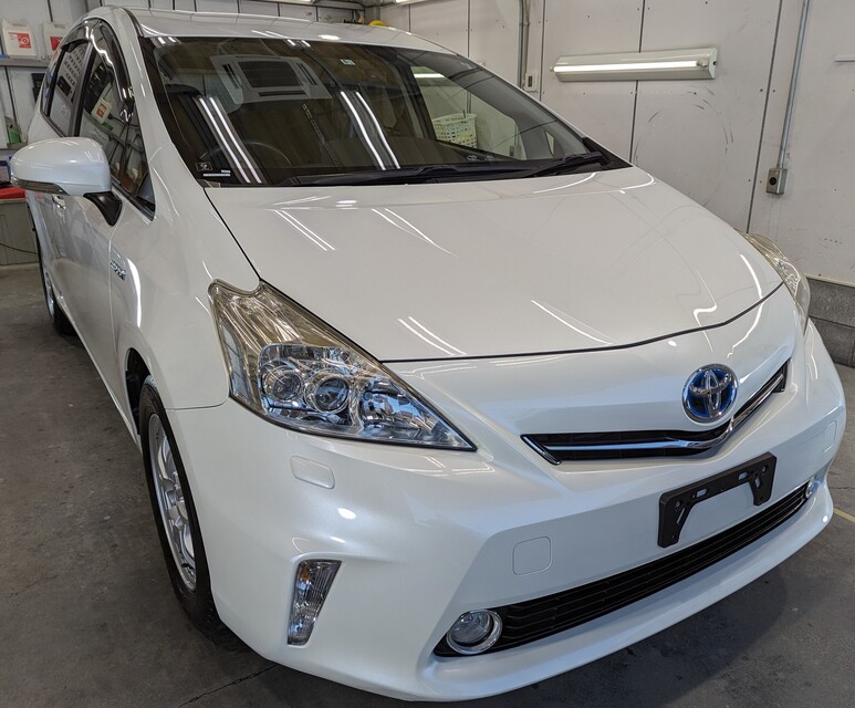 施工後　トヨタ　プリウスα(ホワイト）車全体