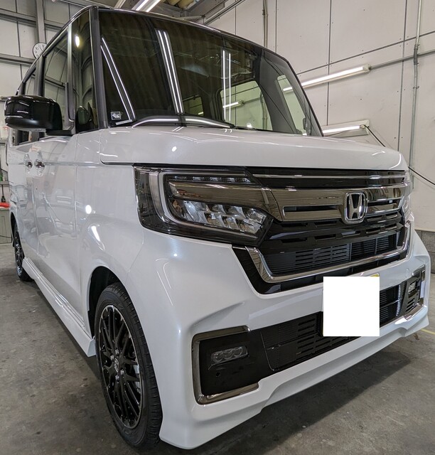 施工後　ホンダ　NBOX(ホワイト×ブラック）車全体