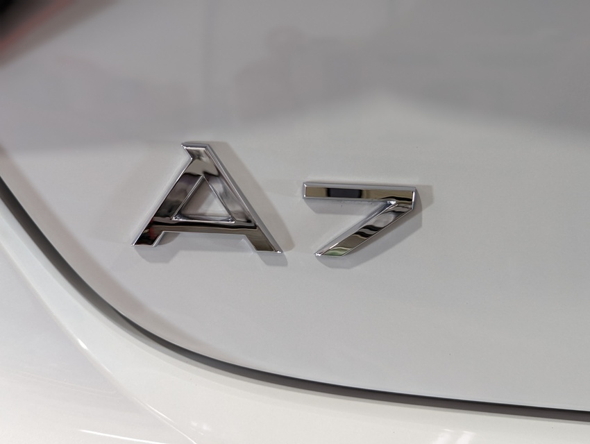 施工後 アウディA7(ホワイト) エンブレムメッキ周り