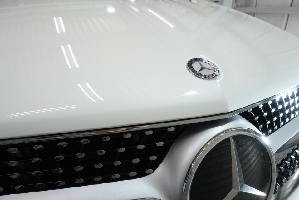 施工後　メルセデスベンツE250(ホワイト）　ボンネットアップ