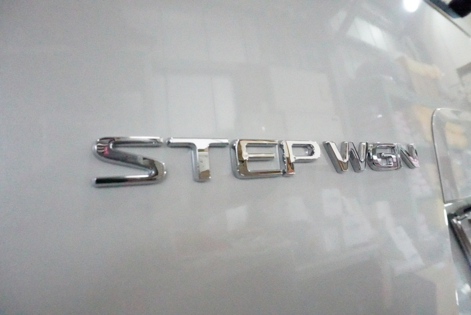 施工後　ホンダ　ステップワゴン(ホワイト）エンブレム