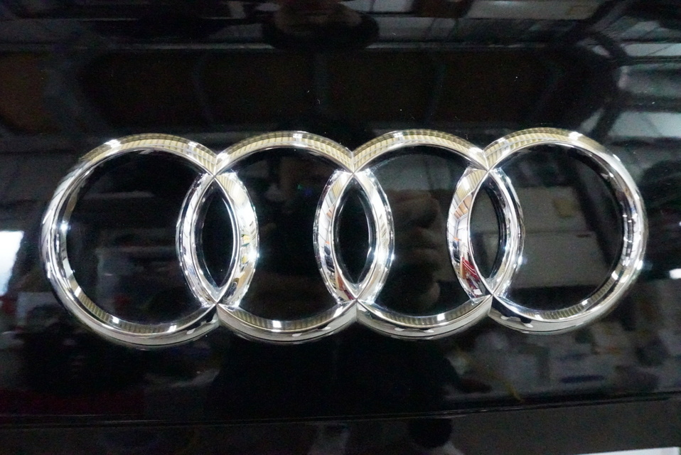 施工後　アウディQ5(ブラック）　エンブレム