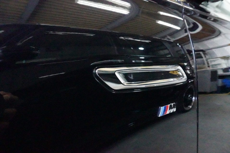 施工後　BMW523(ブラック）　サイドアップ