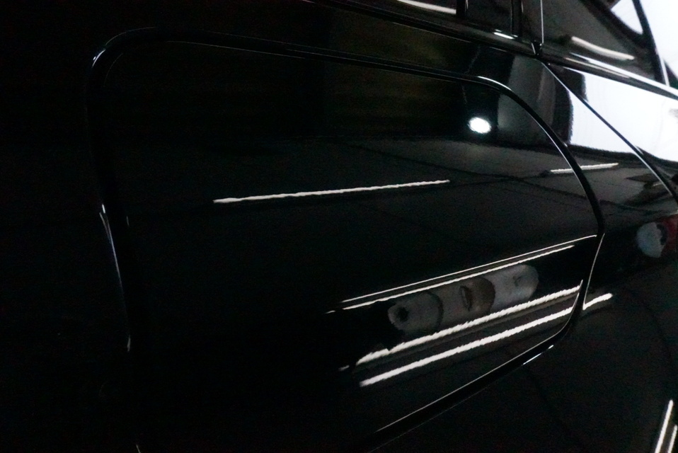 施工後　BMW523(ブラック）給油口付近