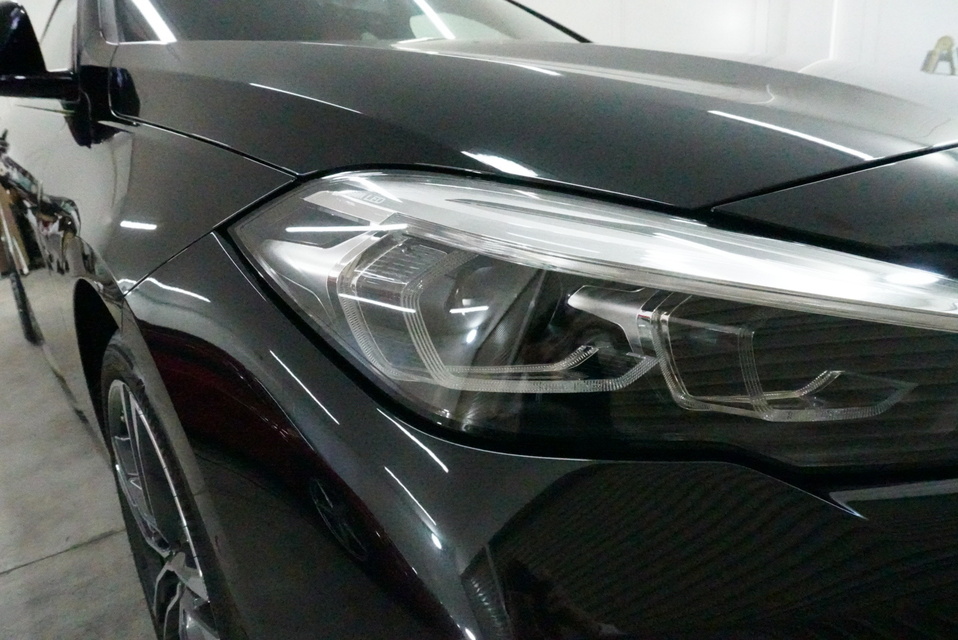 施工後　BMW218(ブラック）　ヘッドライト周りアップ