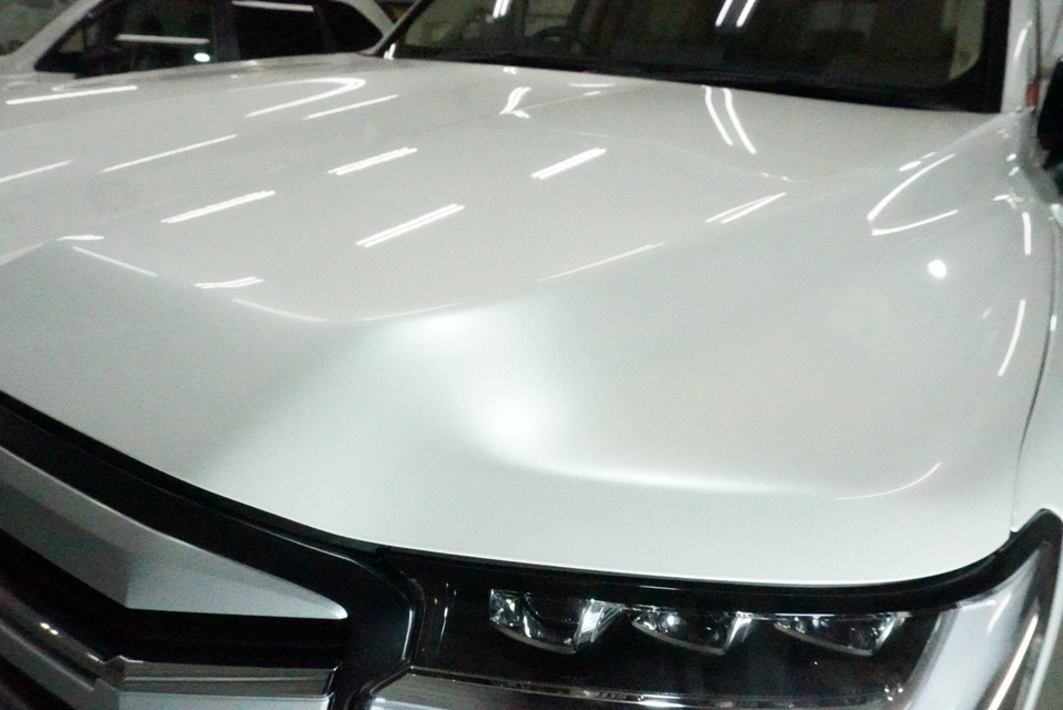 施工後　ランドクルーザー300(ホワイト）　ボンネット