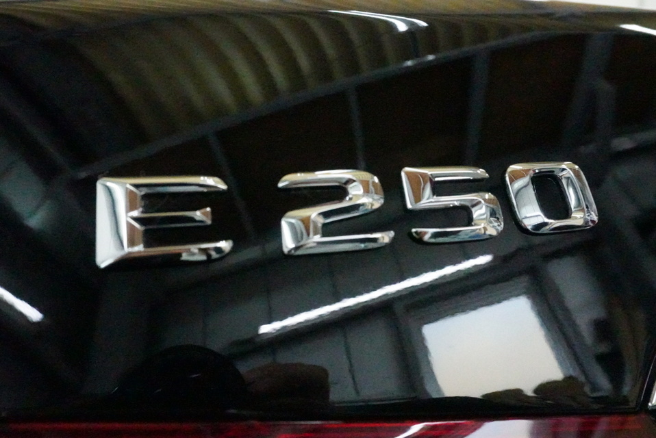 施工後　メルセデスベンツE250(ブラック）エンブレムアップ