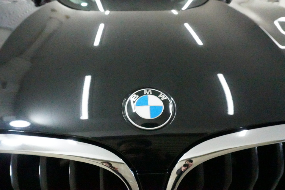 施工後　BMWX3(ブラック）ボンネット