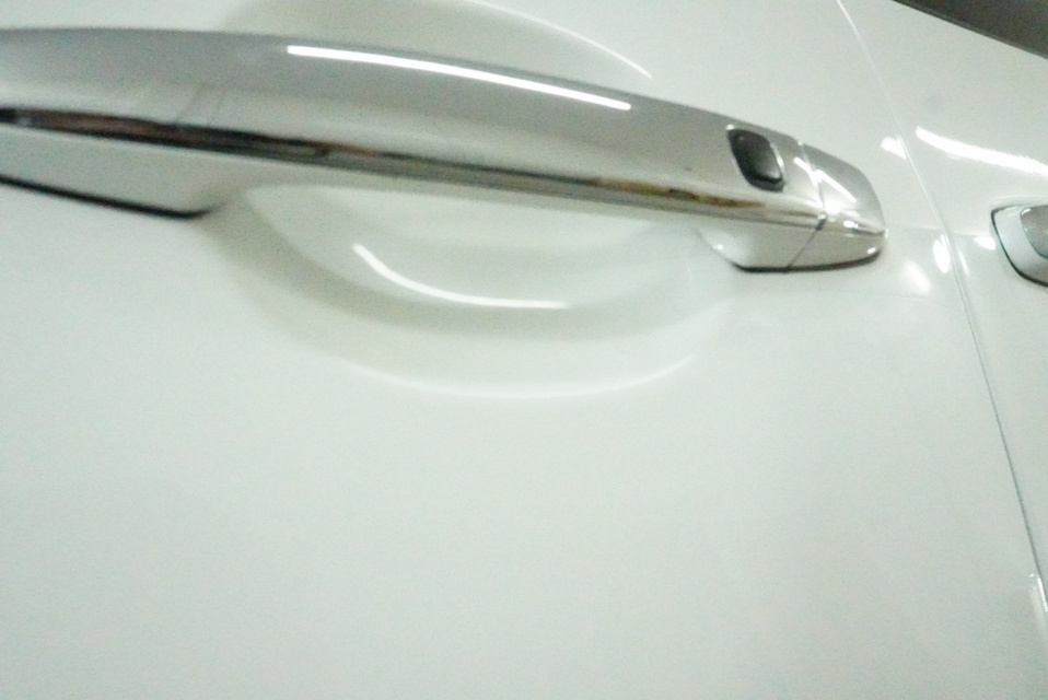施工後　トヨタ　エスティマ（ホワイト）　ドアハンドル付近