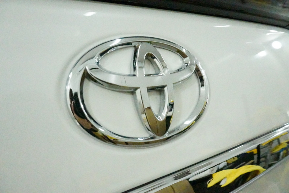 施工後　トヨタ　エスティマ（ホワイト）エンブレムアップ