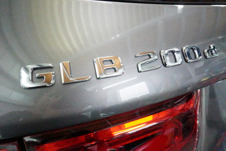 施工後　メルセデスベンツGLB200d(グレー）　エンブレムアップ