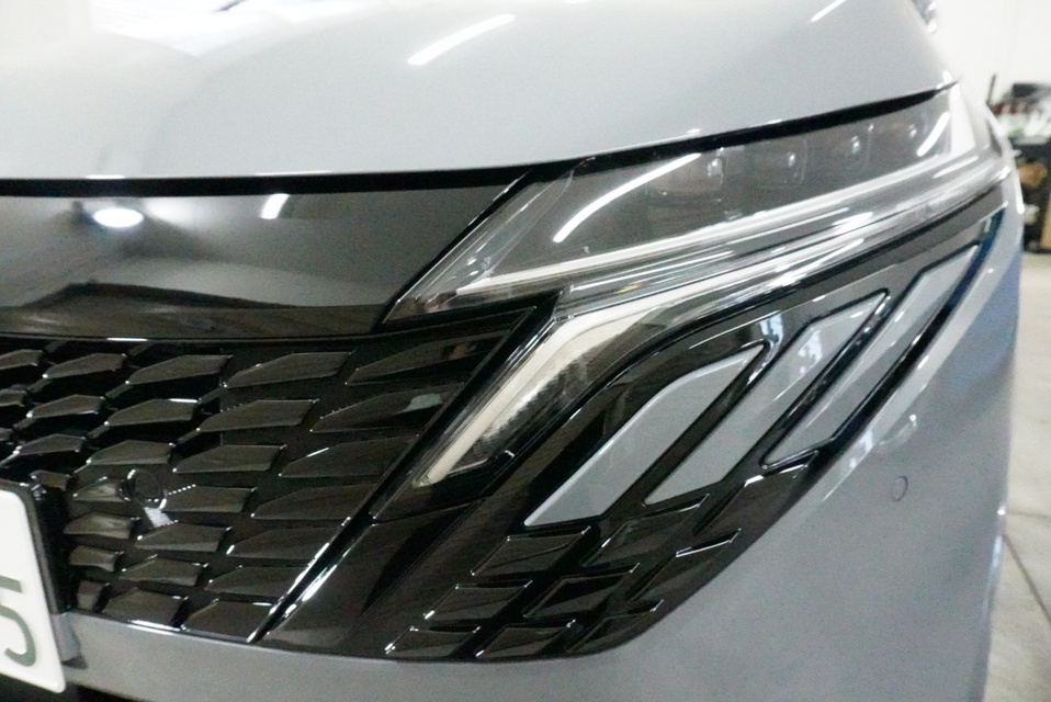 施工後　日産オーラ(グレー）　フロントアップ
