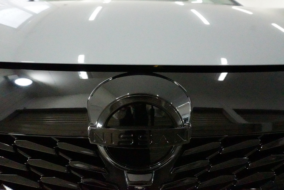 施工後　日産オーラ(グレー）　エンブレム