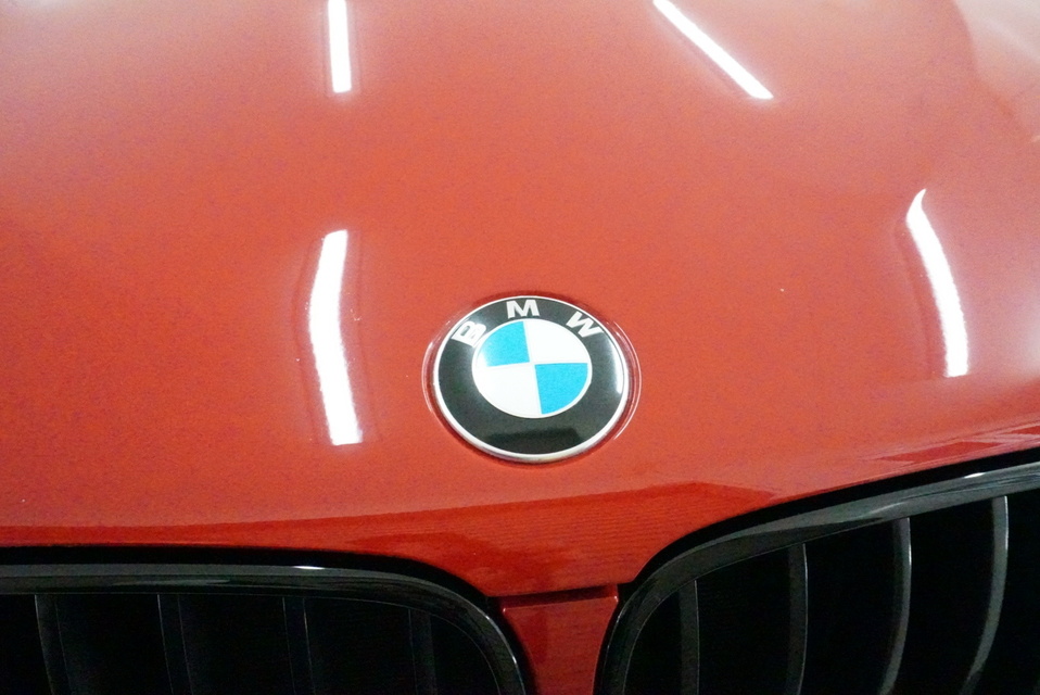 施工後　BMW(レッド）　フロントアップ