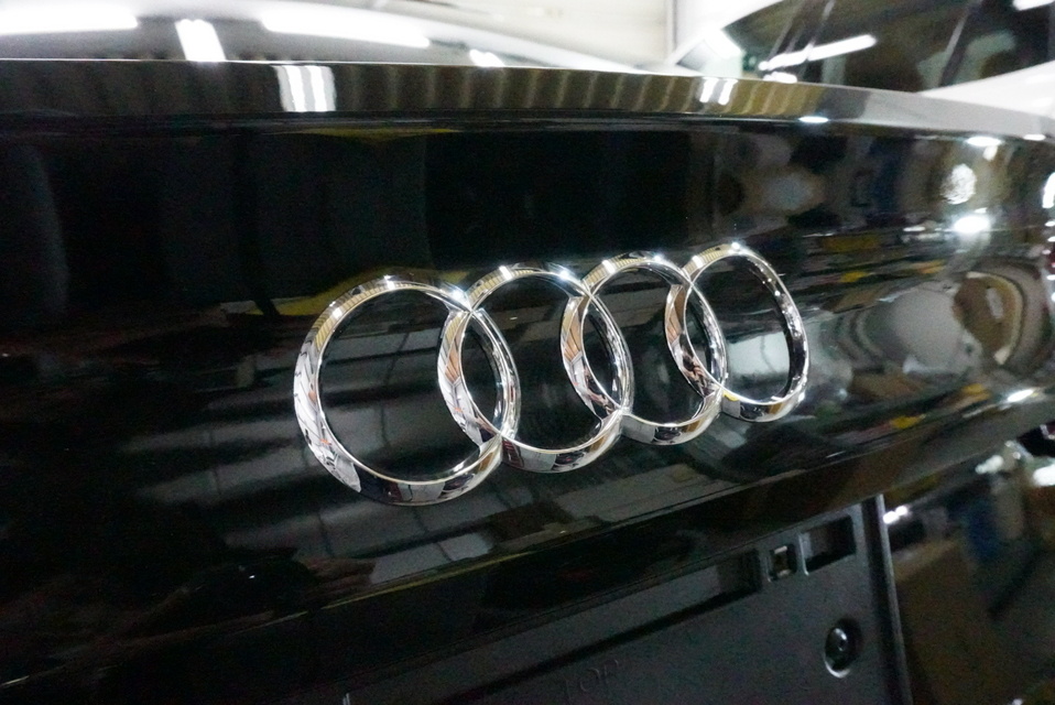 施工後　アウディA5(ブラック）エンブレムアップ