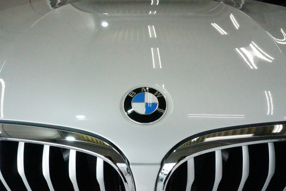 施工後　BMWX3(ホワイト)　ボンネット全面