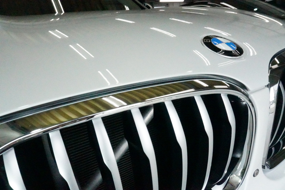 施工後　BMWX3(ホワイト)　グリルアップ