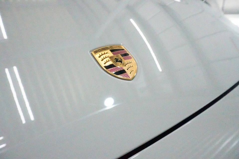 施工後　ポルシェ911（ホワイト）エンブレムアップ
