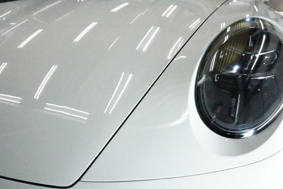 施工後　ポルシェ911（ホワイト）フロントアップ