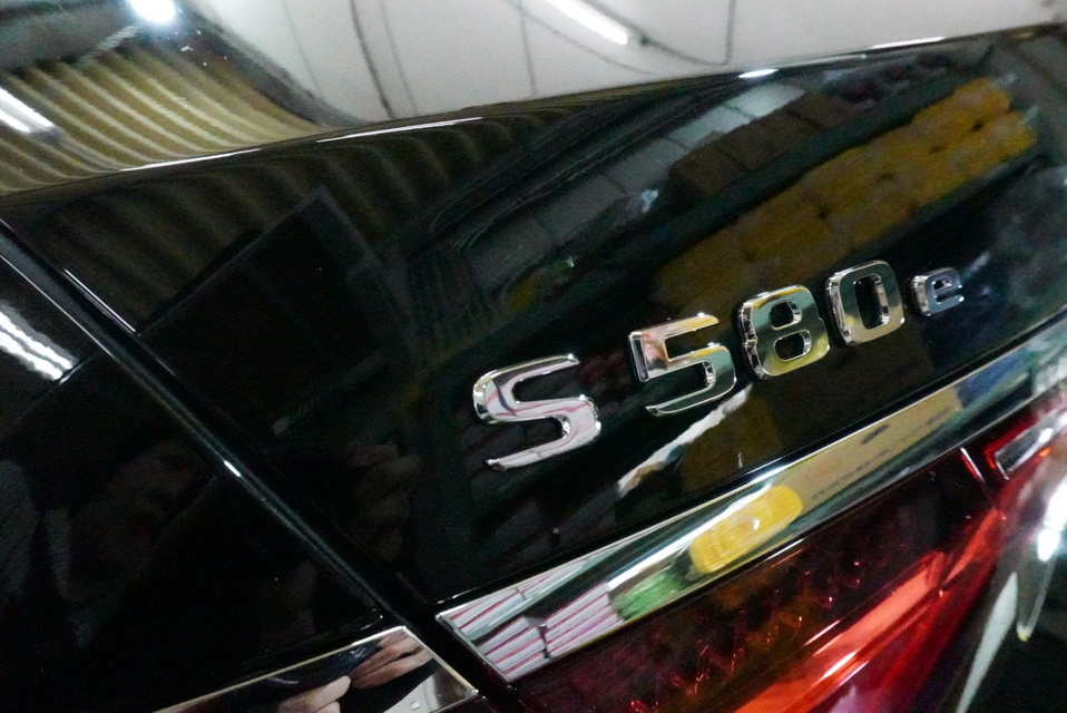 施工後　メルセデスベンツS580(ブラック）　エンブレムアップ