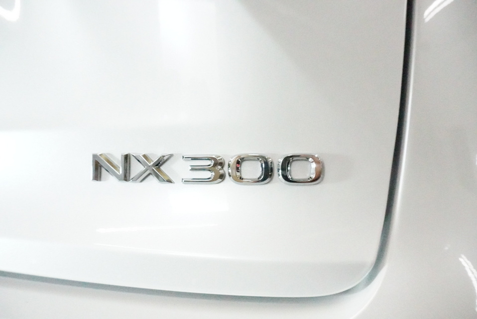 施工後　レクサスNX300(ホワイト）　リアエンブレム