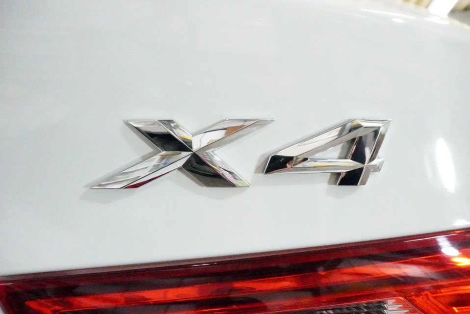 施工後　BMWX4（ホワイト）　エンブレムアップ