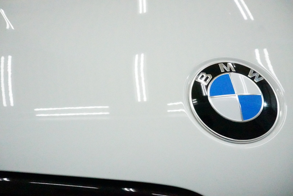 施工後　BMWX4（ホワイト）　エンブレムアップ