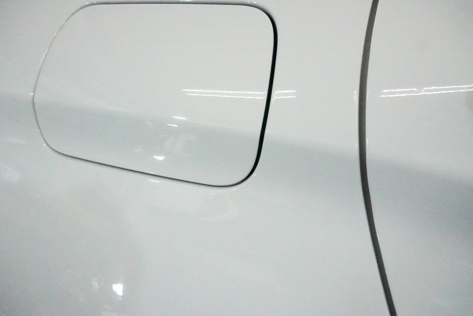 施工後　BMWX4（ホワイト）給油口付近