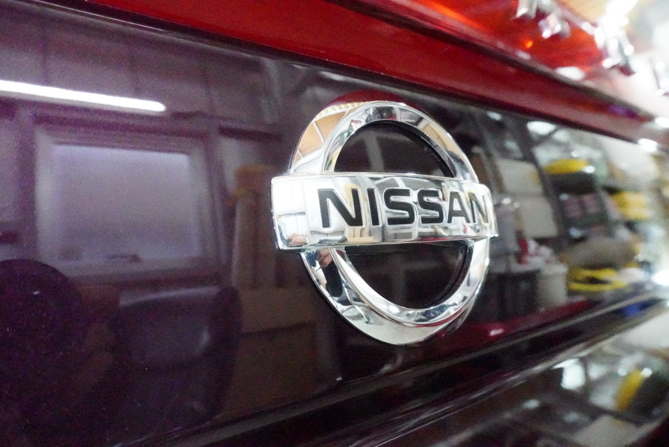 施工後　日産エルグランド(バイオレット）　エンブレムアップ