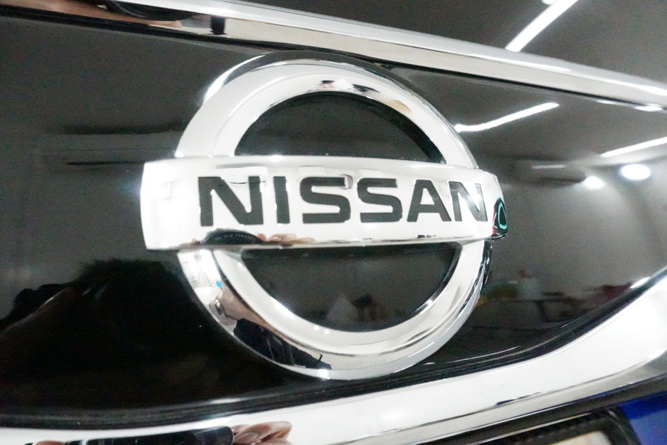 施工後　日産ルークス（ブルー）　　エンブレムアップ