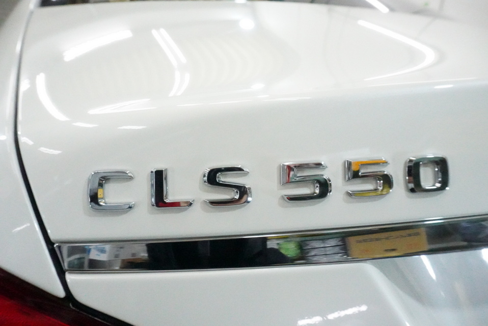 施工後　メルセデスベンツCLS550（ホワイト）エンブレムアップ