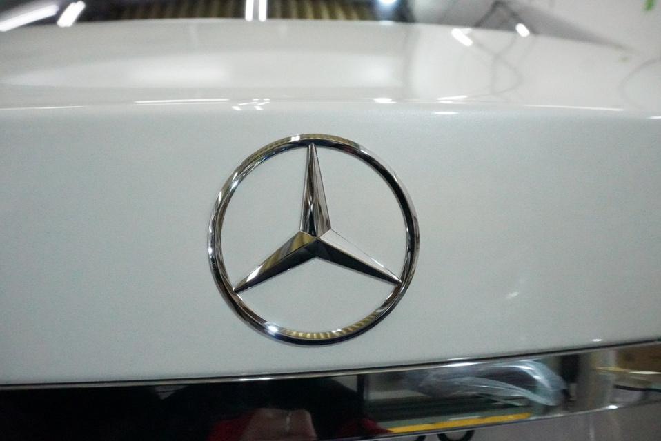 施工後　メルセデスベンツCLS550（ホワイト）　エンブレムアップ