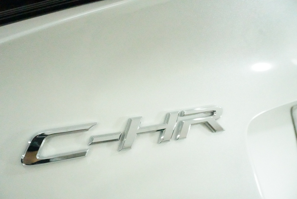 施工後　トヨタ　CHR(ホワイト）エンブレムアップ