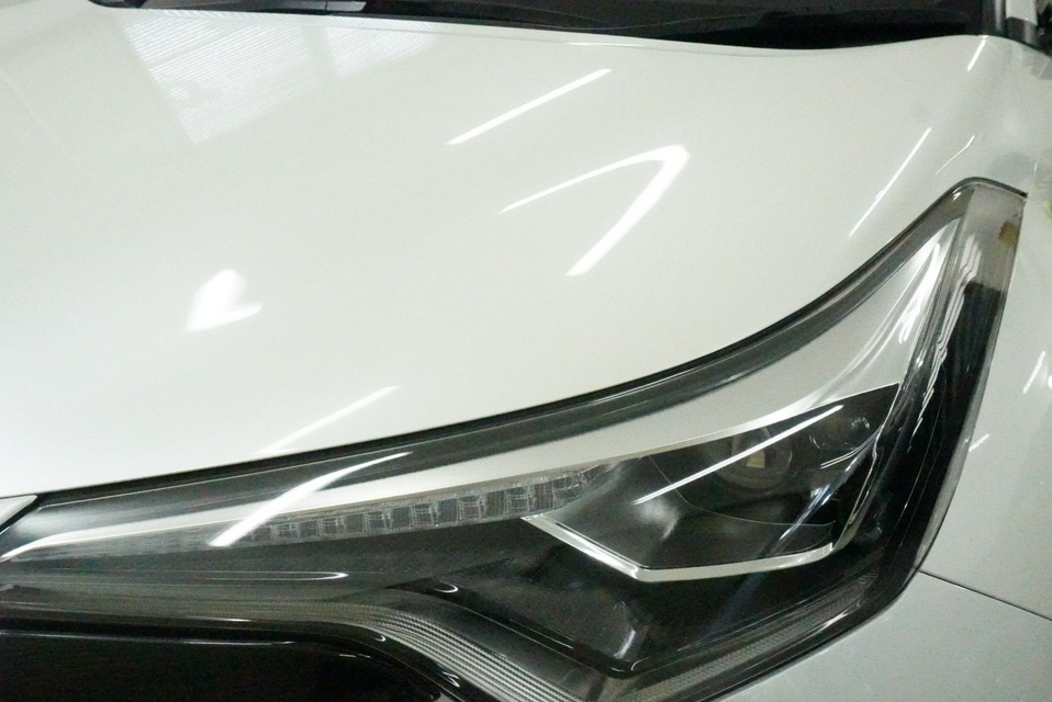 施工後　トヨタ　CHR(ホワイト）　ボンネットアップ