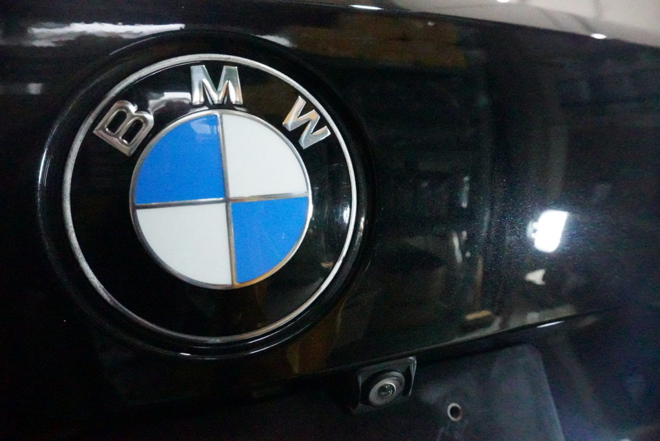 施工後　BMW320d(ブラック）エンブレムアップ