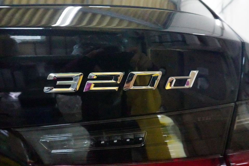 施工後　BMW320d(ブラック）エンブレムアップ