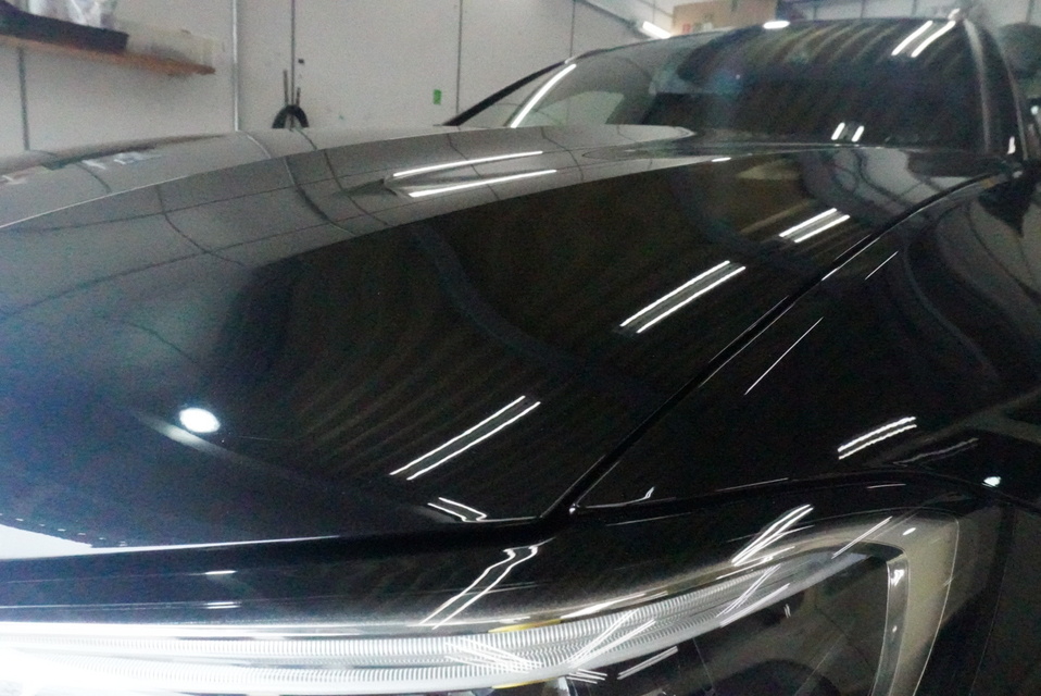施工後　BMW320d(ブラック）ボンネット