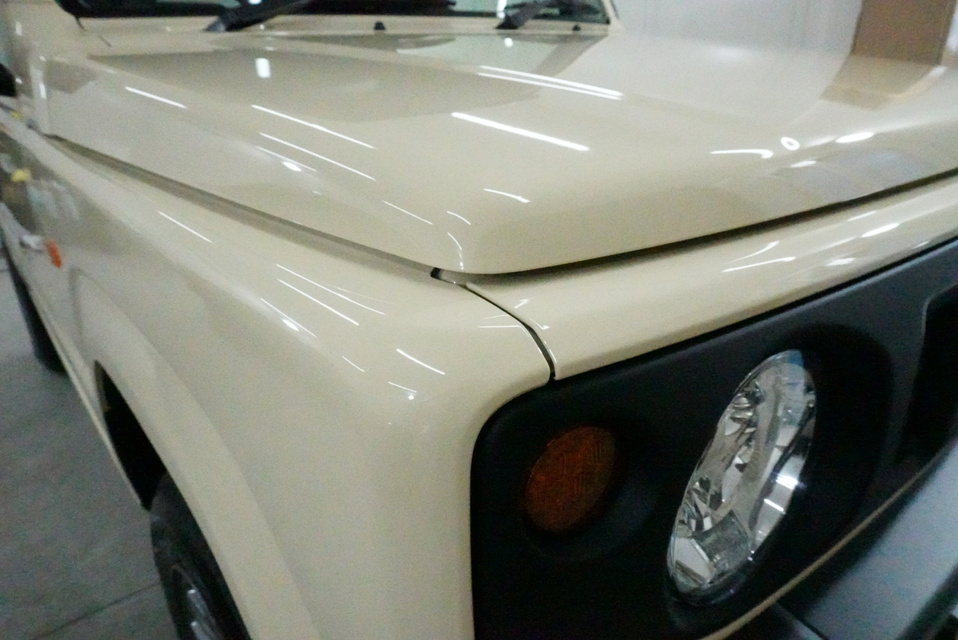 施工後　スズキ　ジムニー(ベージュ)　ボンネット