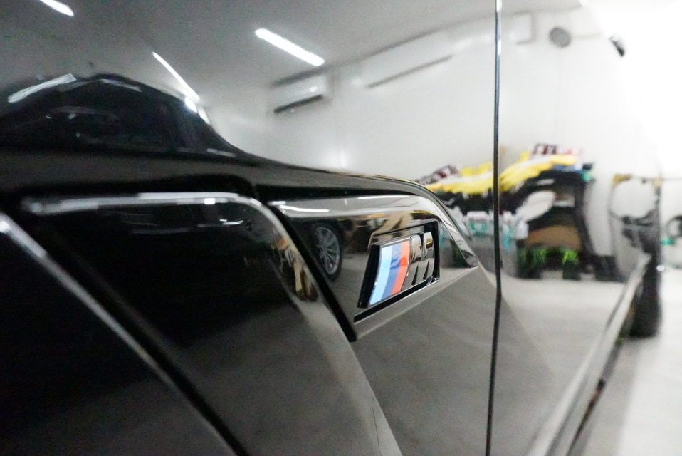 施工後　BMWX7（ブラック）サイド