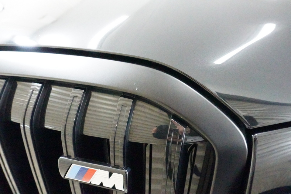 施工後　BMWX7（ブラック）　グリル