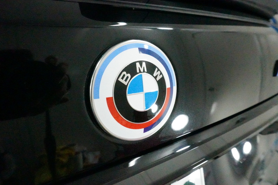 施工後　BMWX7（ブラック）エンブレムアップ