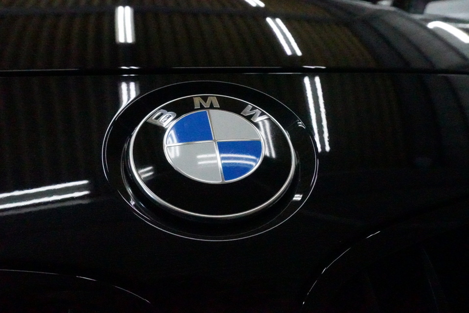 施工後　BMW320(ブラック）エンブレム