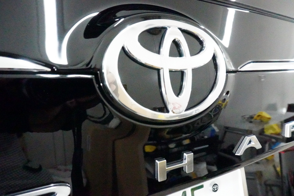 施工後　トヨタ　アルファード（ホワイト）エンブレム