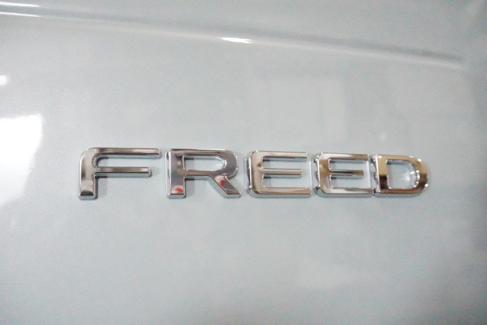 施工後　ホンダ　フリード新車(水色）エンブレム